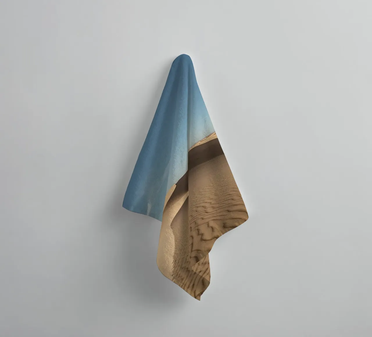 Paesaggio desertico con dune di sabbia e cielo blu asciugamano da bagno da DesignDoodle