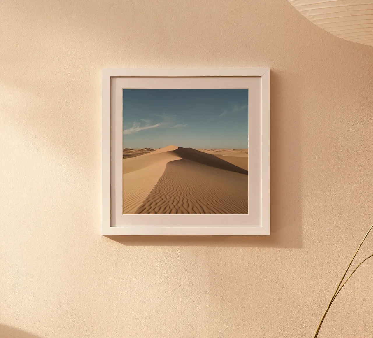 Paesaggio desertico con dune di sabbia e cielo blu poster con telaio in legno da DesignDoodle