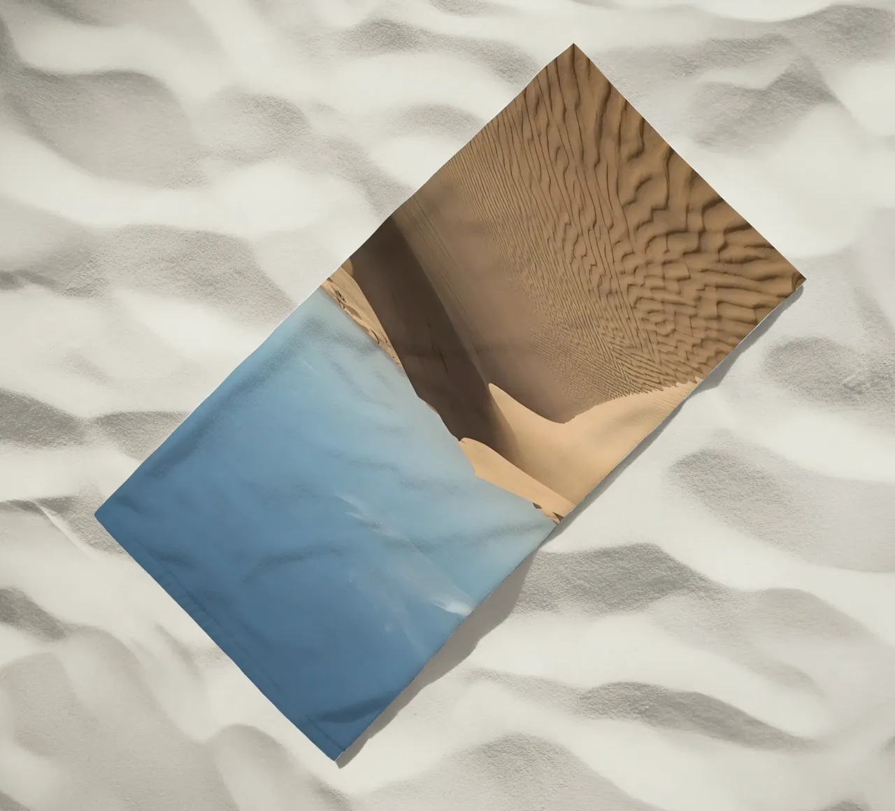Paesaggio desertico con dune di sabbia e cielo blu telo mare da DesignDoodle