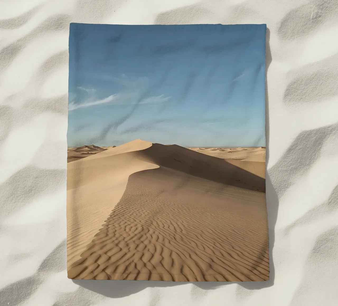 Paesaggio desertico con dune di sabbia e cielo blu telo mare da DesignDoodle