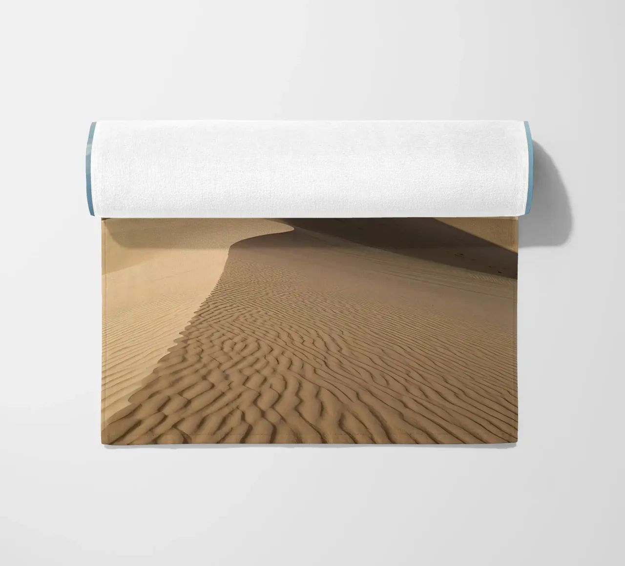 Paesaggio desertico con dune di sabbia e cielo blu telo mare da DesignDoodle
