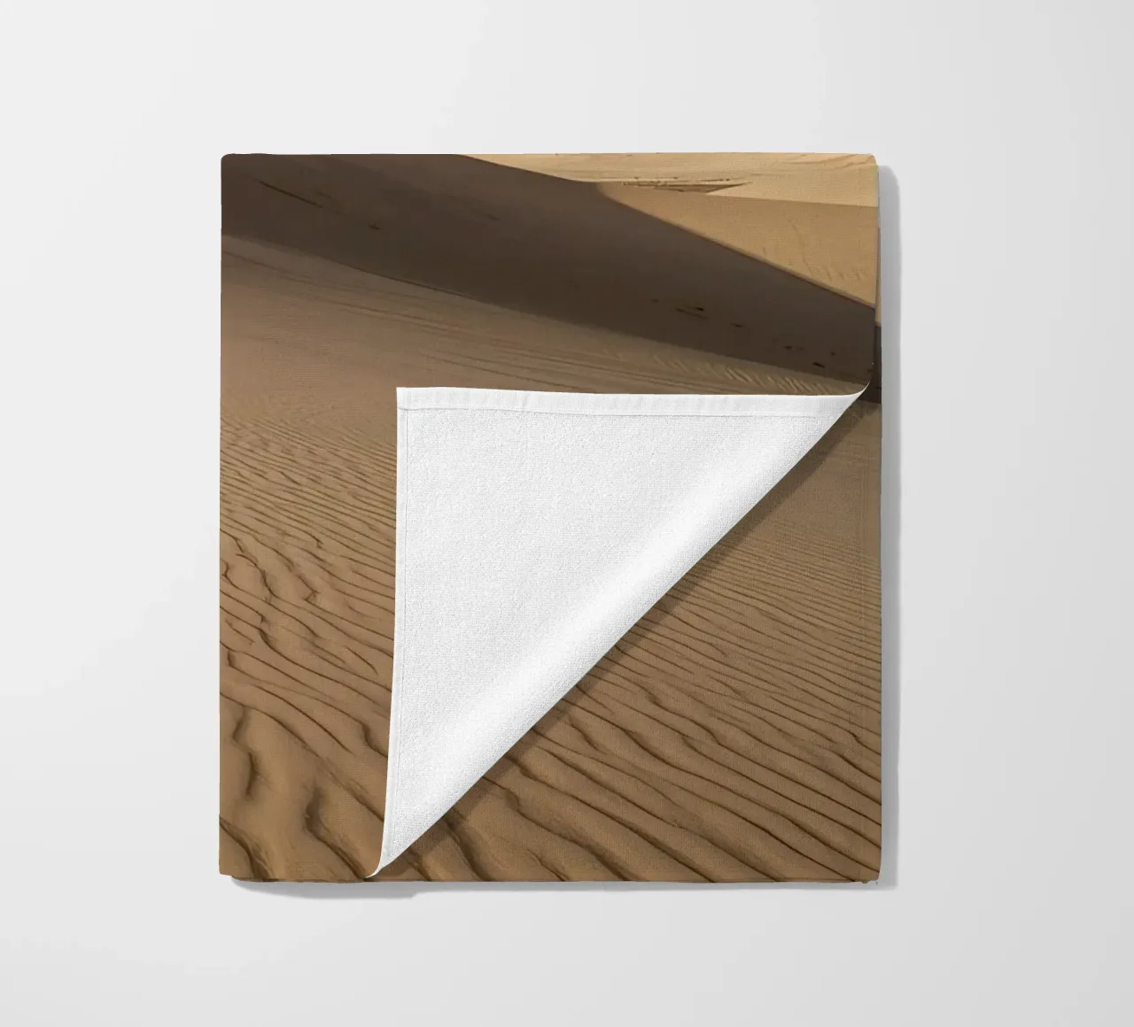 Paesaggio desertico con dune di sabbia e cielo blu telo mare da DesignDoodle