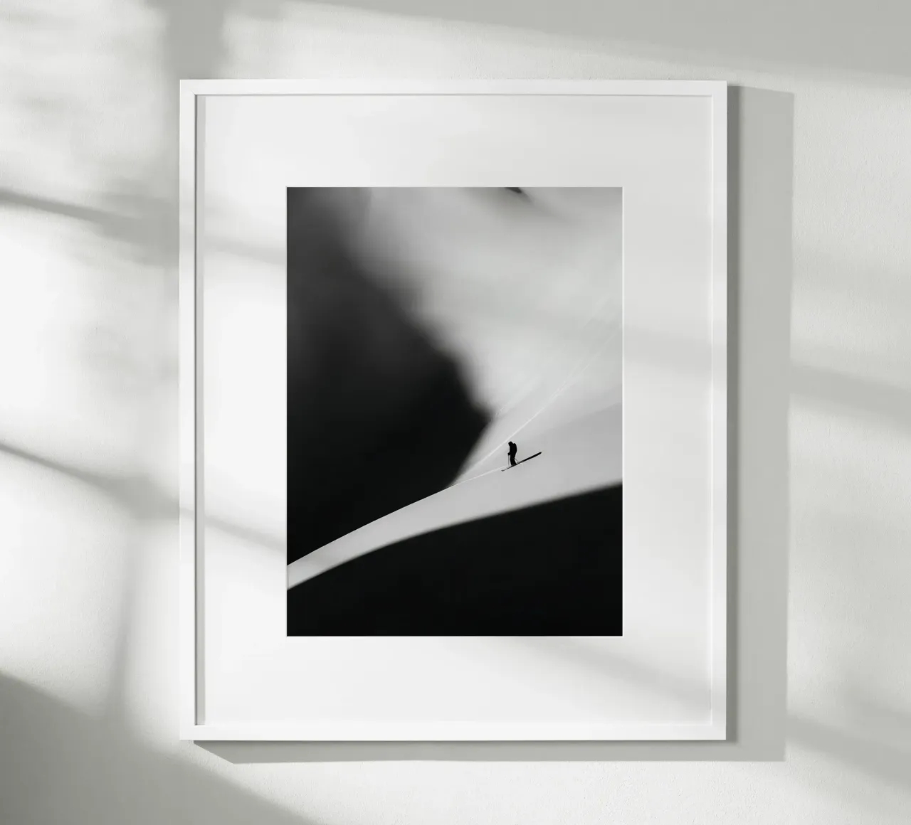 Einsamer Skifahrer in der weißen Unendlichkeit Poster mit Holzrahmen von GameDay Studio