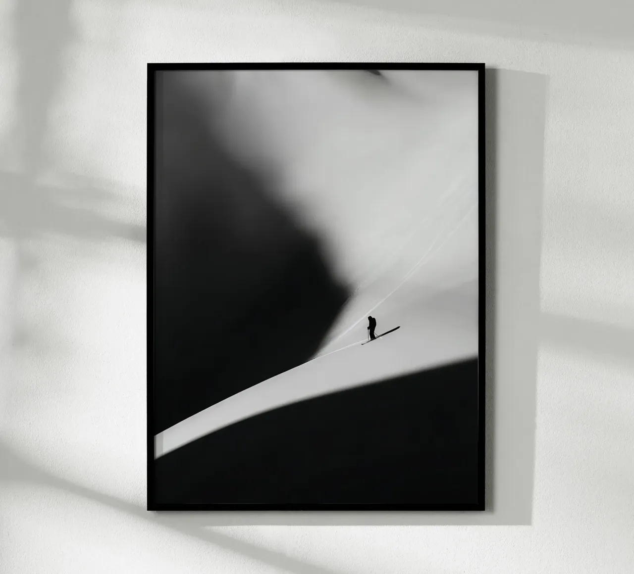 Einsamer Skifahrer in der weißen Unendlichkeit Poster mit Holzrahmen von GameDay Studio