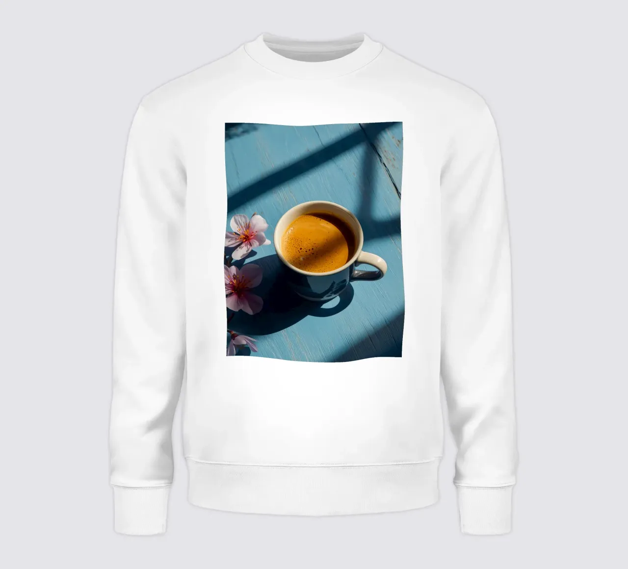 Tazza da caffè con fiori di ciliegio su tavolo di legno blu felpa da DesignDoodle