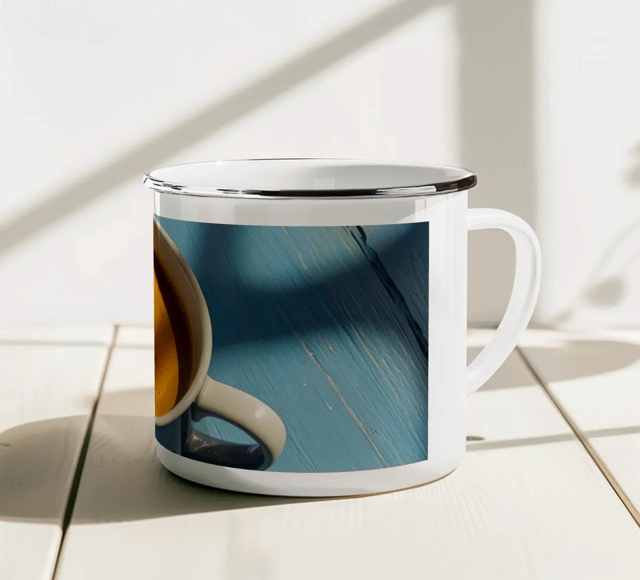 Tazza da caffè con fiori di ciliegio su tavolo di legno blu tazza in smalto da DesignDoodle