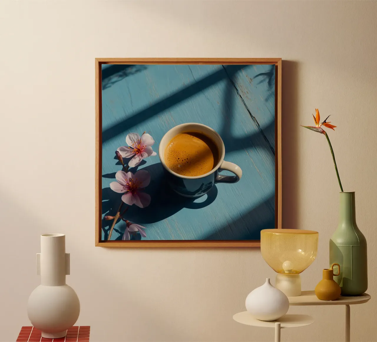 Tazza da caffè con fiori di ciliegio su tavolo di legno blu tela con Cornice a cassetta da DesignDoodle