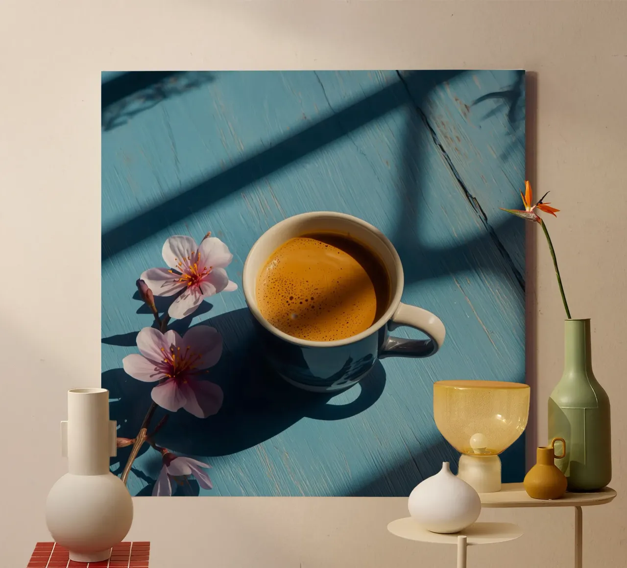 Tazza da caffè con fiori di ciliegio su tavolo di legno blu tela con Cornice a cassetta da DesignDoodle