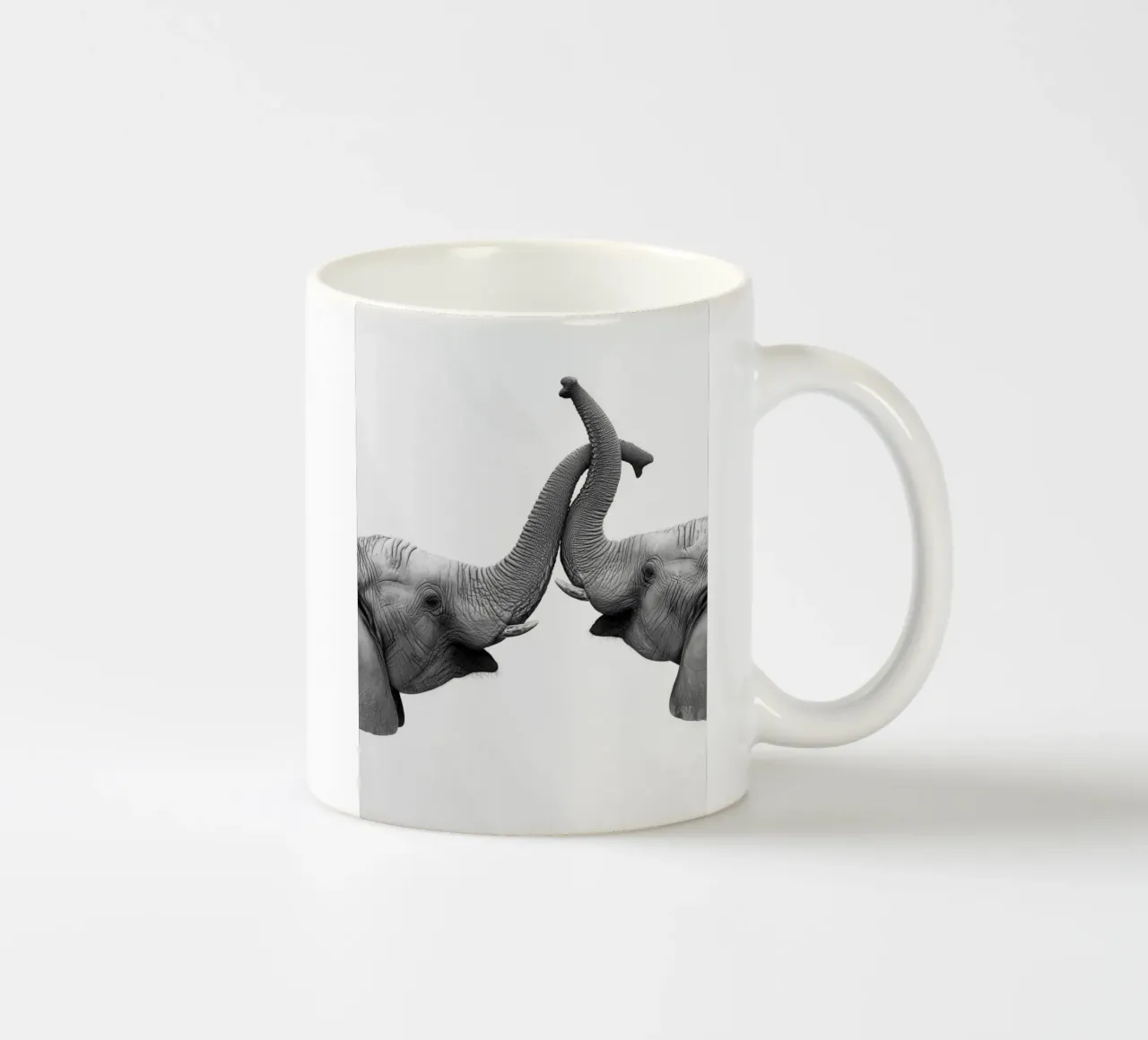 Tenero abbraccio di un elefante tazza in ceramica da Carinaprint
