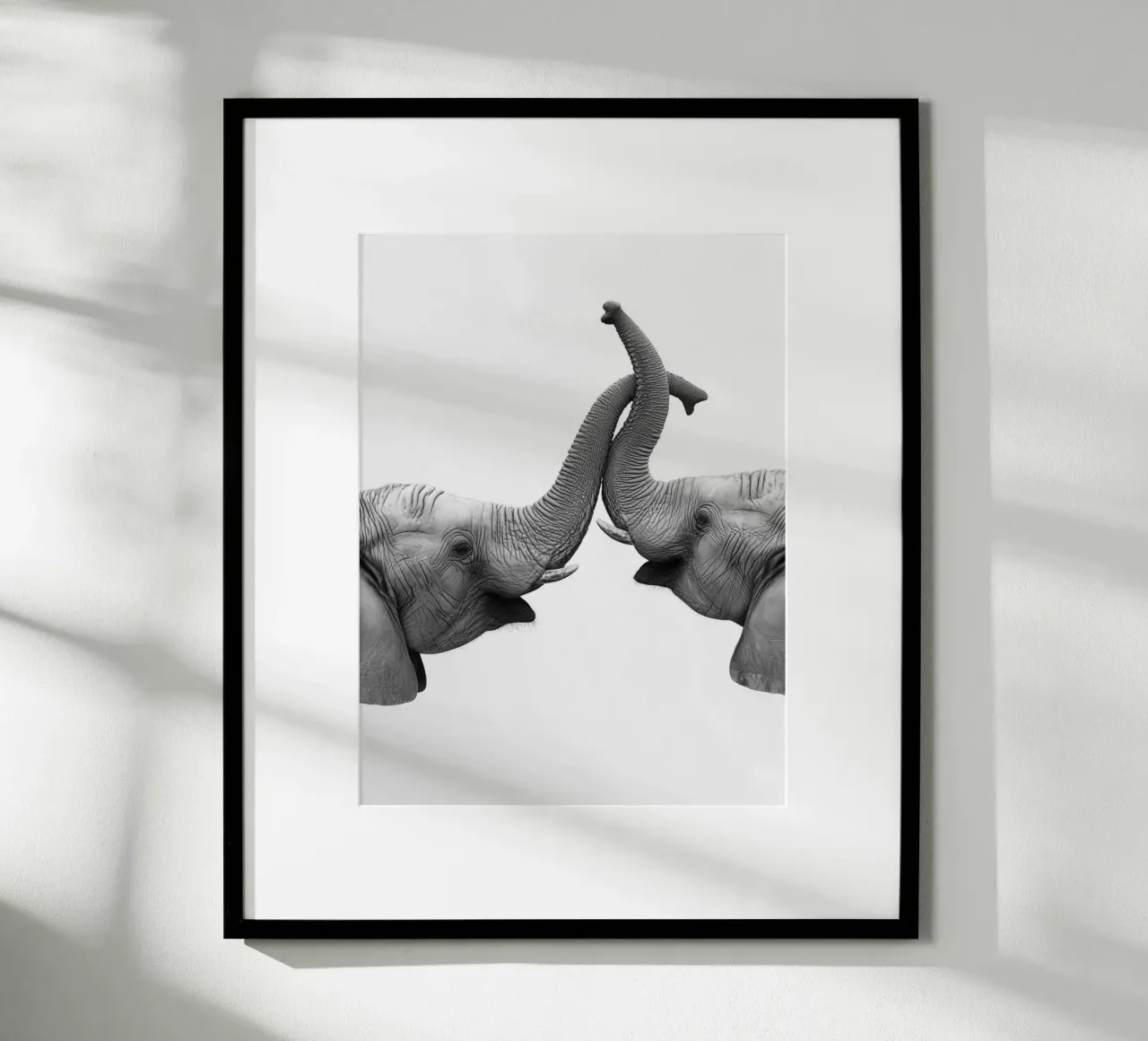 Tenero abbraccio di un elefante poster con telaio in legno da Carinaprint