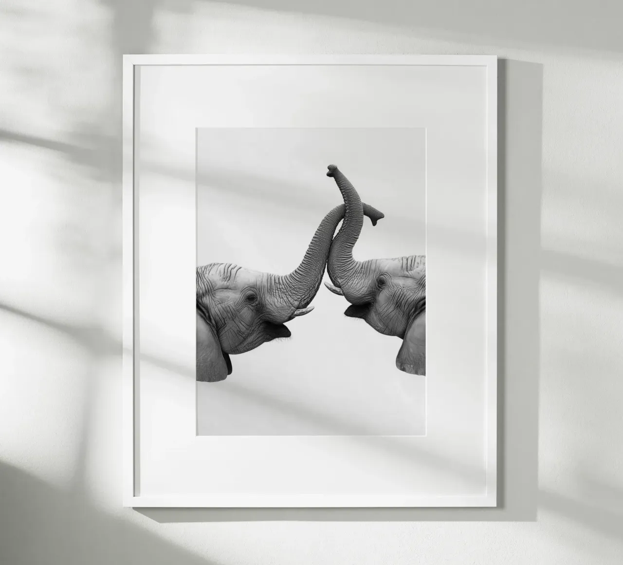 Tenero abbraccio di un elefante poster con telaio in legno da Carinaprint