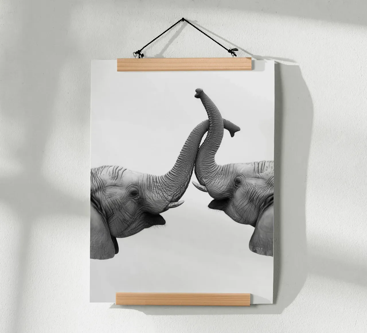 Tenero abbraccio di un elefante poster con telaio in legno da Carinaprint