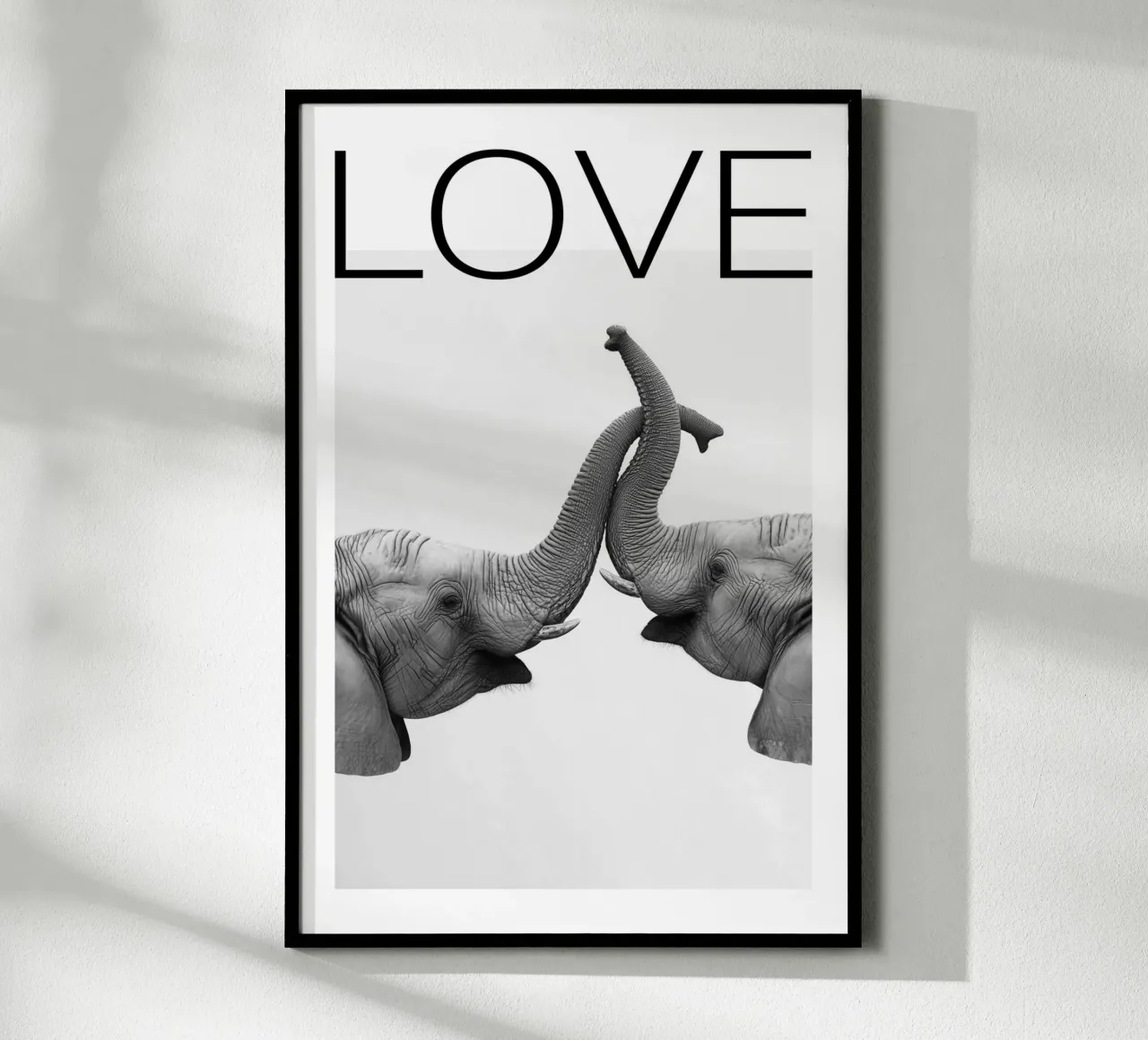 Abbraccio delicato di un elefante poster da Carinaprint