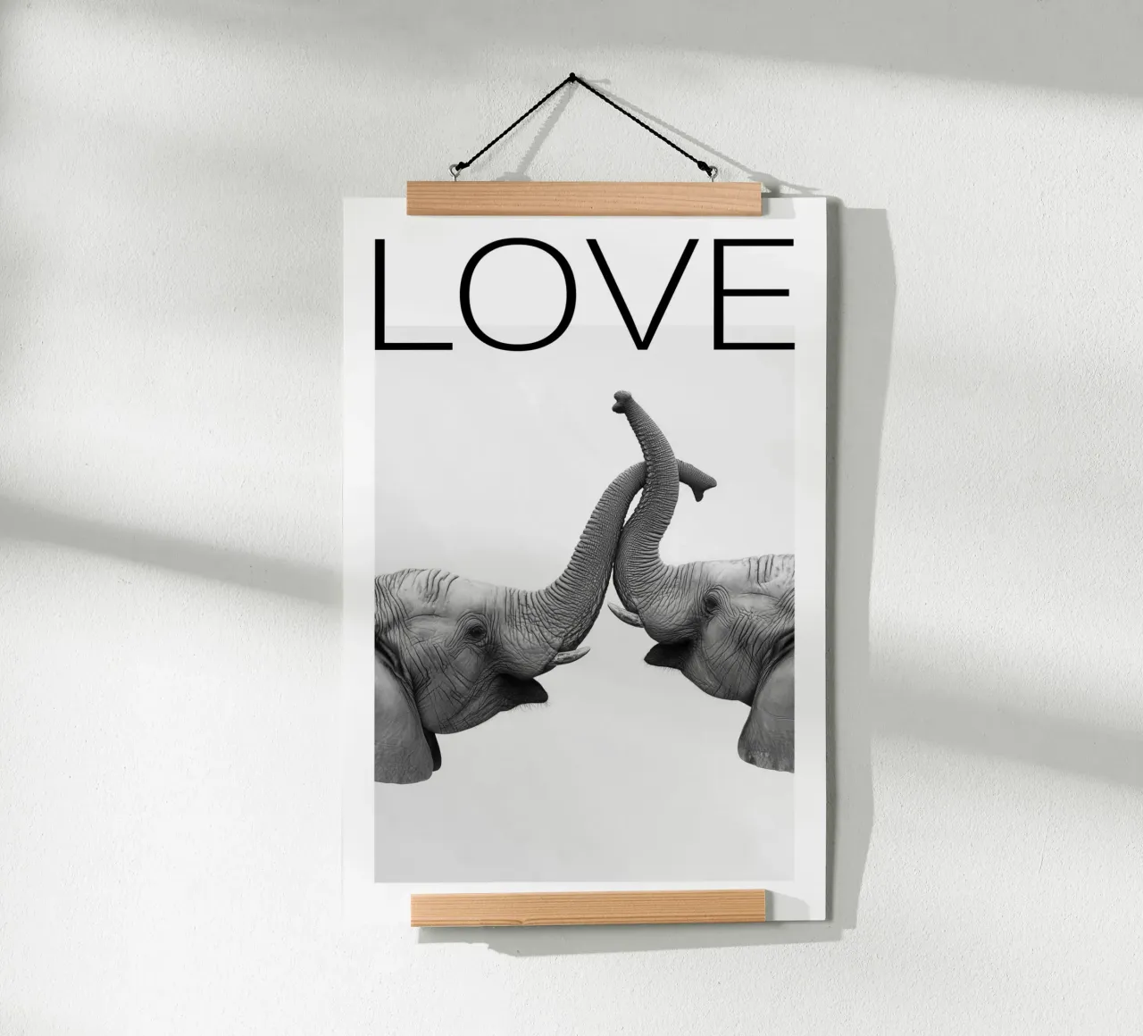 Abbraccio delicato di un elefante poster da Carinaprint