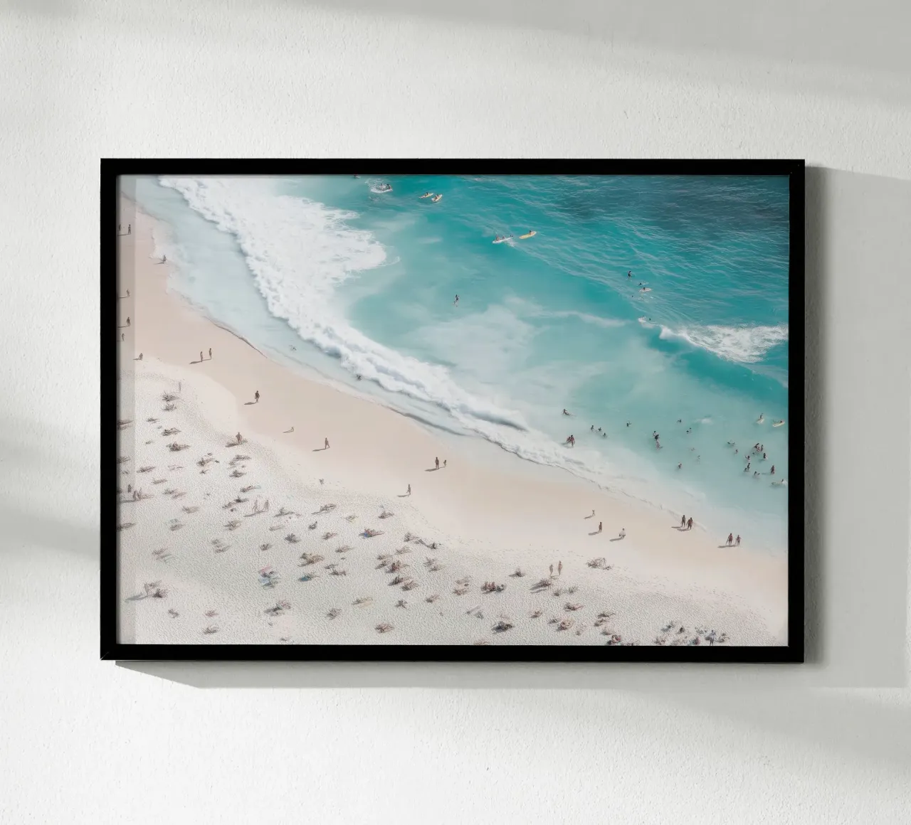 Minimalist Beach Scene - Aerial Coastal Photography poster con telaio in alluminio da Vela Luna