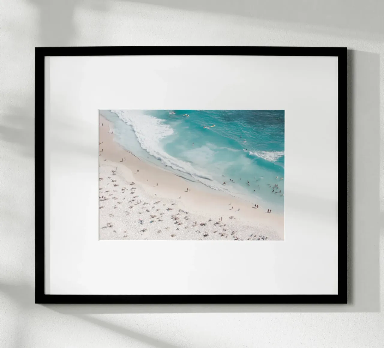 Minimalist Beach Scene - Aerial Coastal Photography poster con telaio in alluminio da Vela Luna