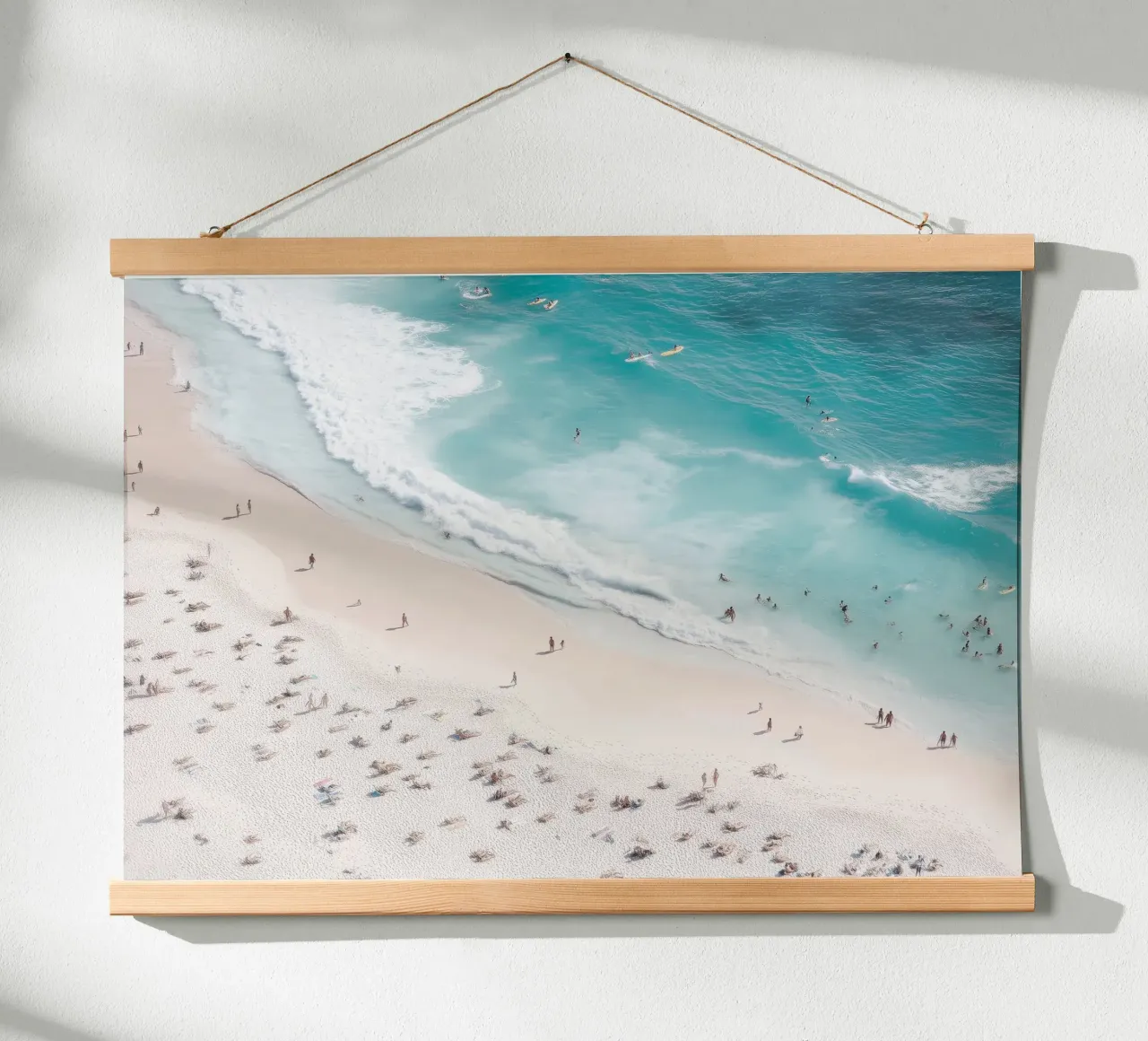 Minimalist Beach Scene - Aerial Coastal Photography poster con telaio in alluminio da Vela Luna