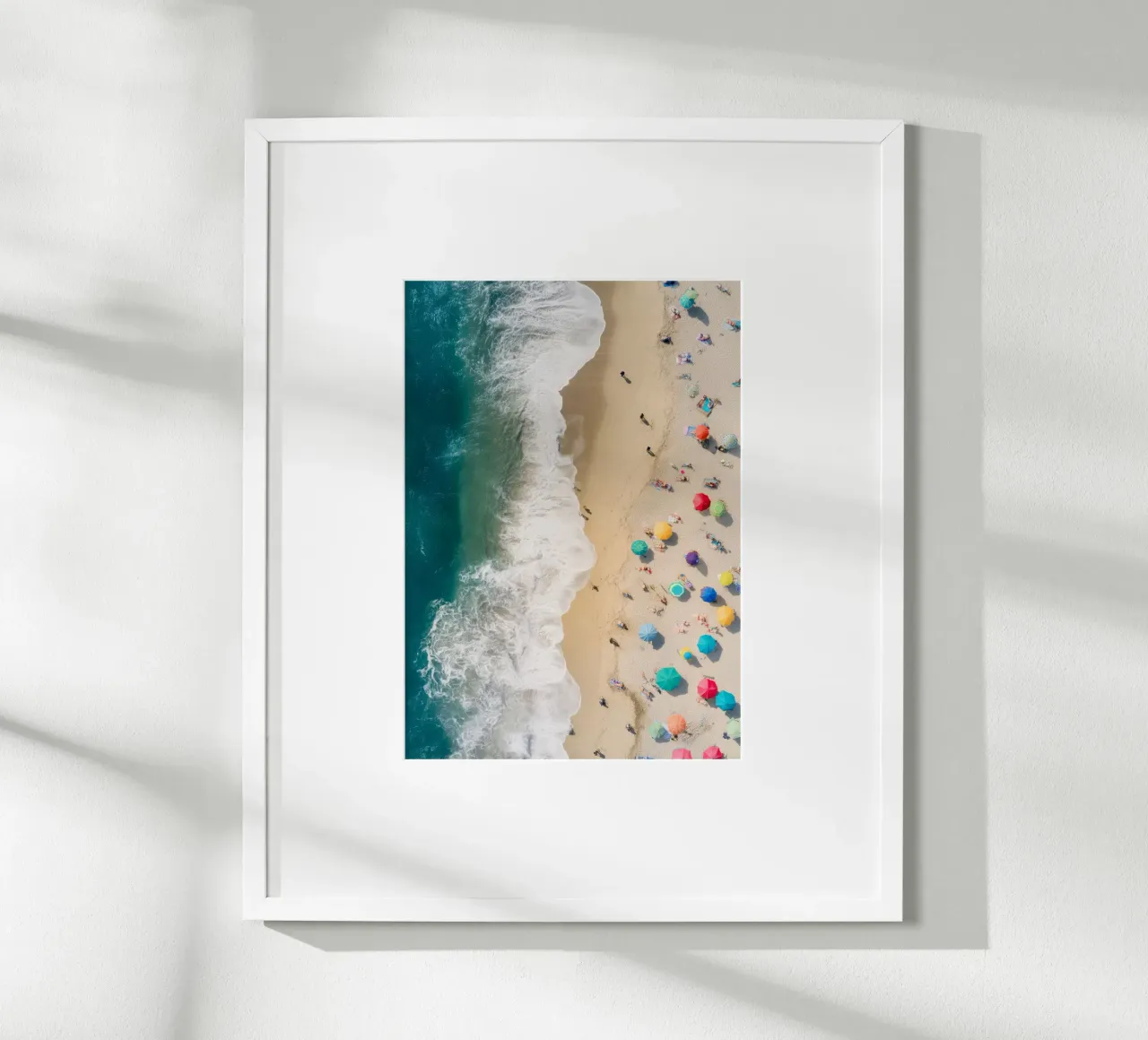 Tropical Shoreline Vibes - Aerial Ocean Photography poster con telaio in legno da Vela Luna