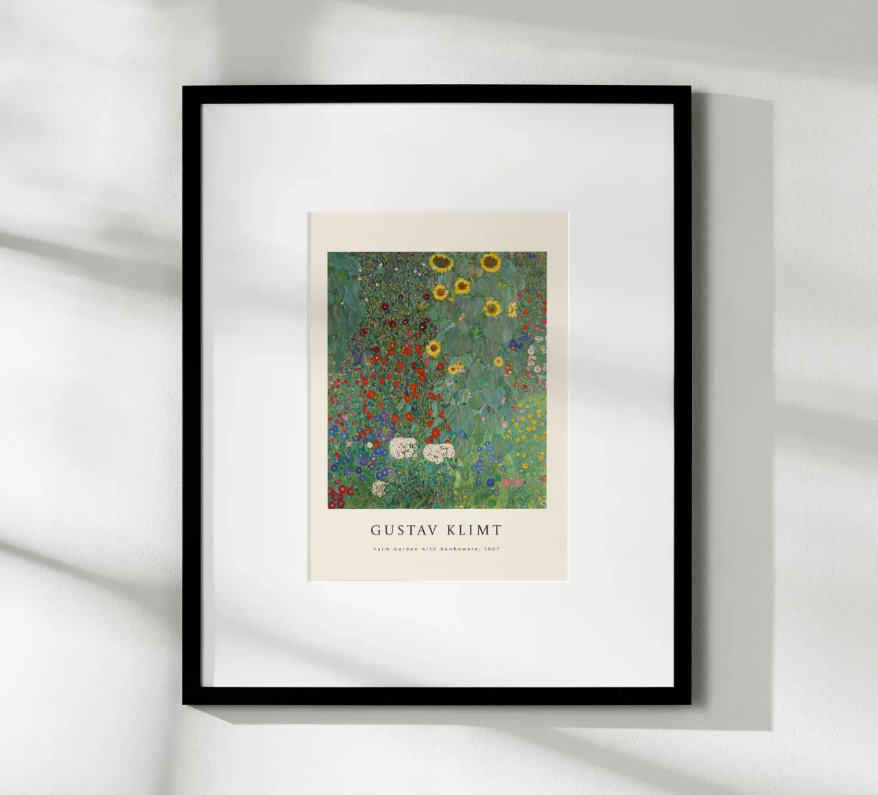 Gustav Klimt - Giardino della fattoria con girasoli poster con telaio in legno da Roy Terrell