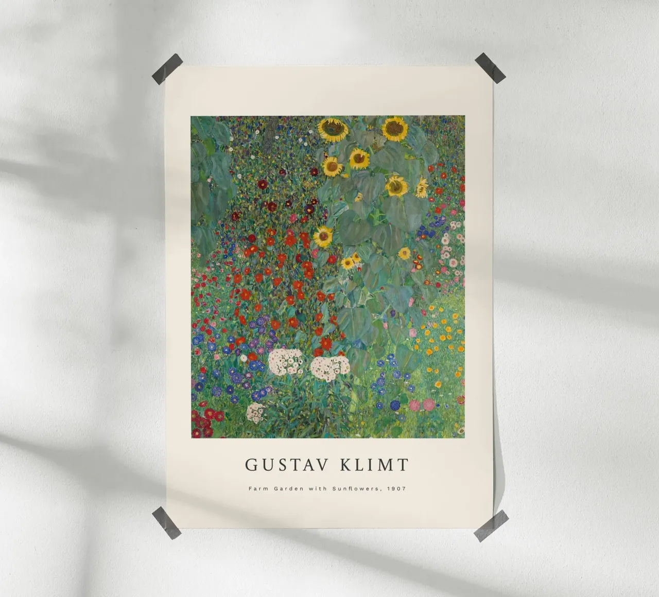 Gustav Klimt - Giardino della fattoria con girasoli poster con telaio in legno da Roy Terrell