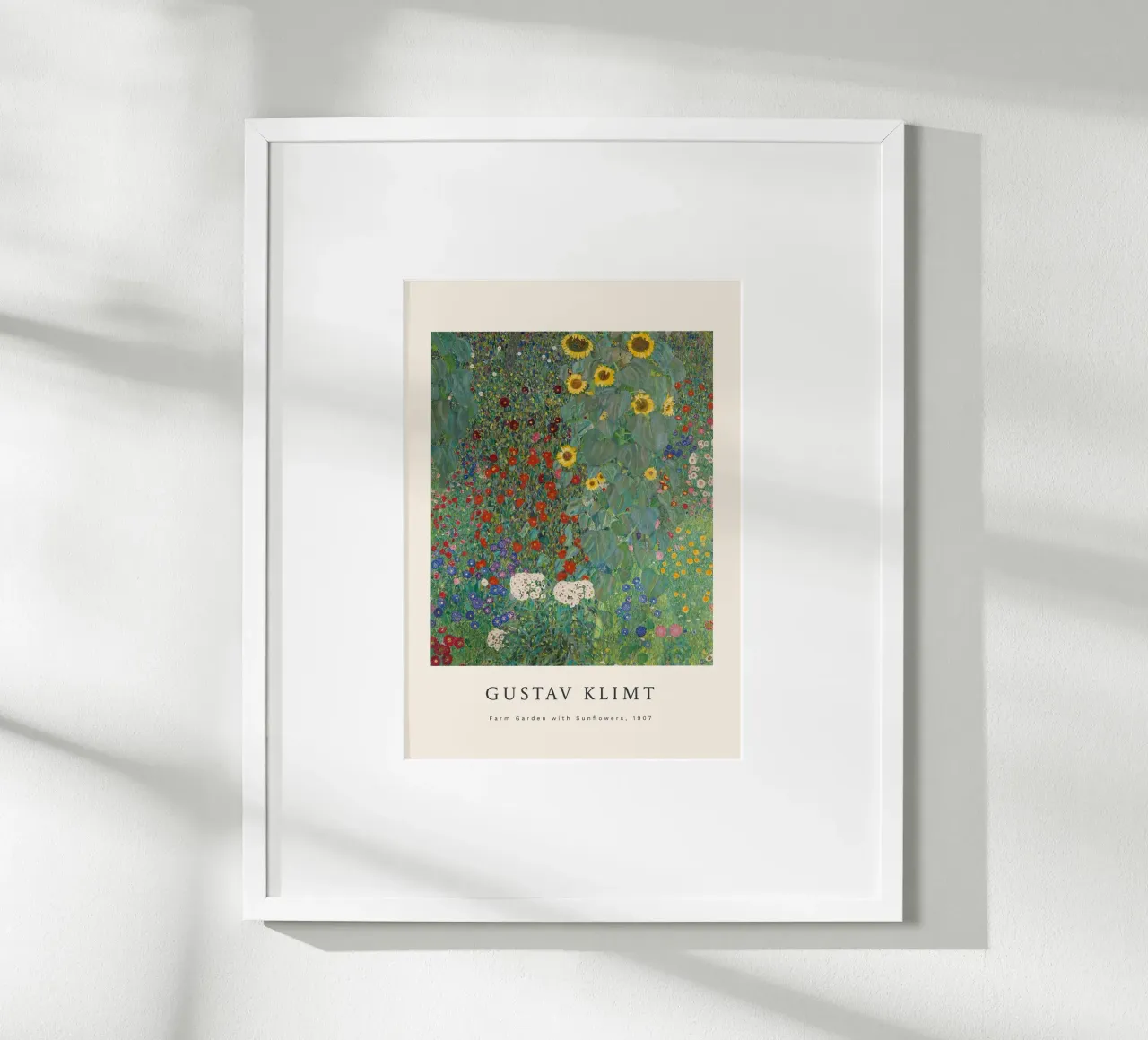 Gustav Klimt - Giardino della fattoria con girasoli poster con telaio in legno da Roy Terrell