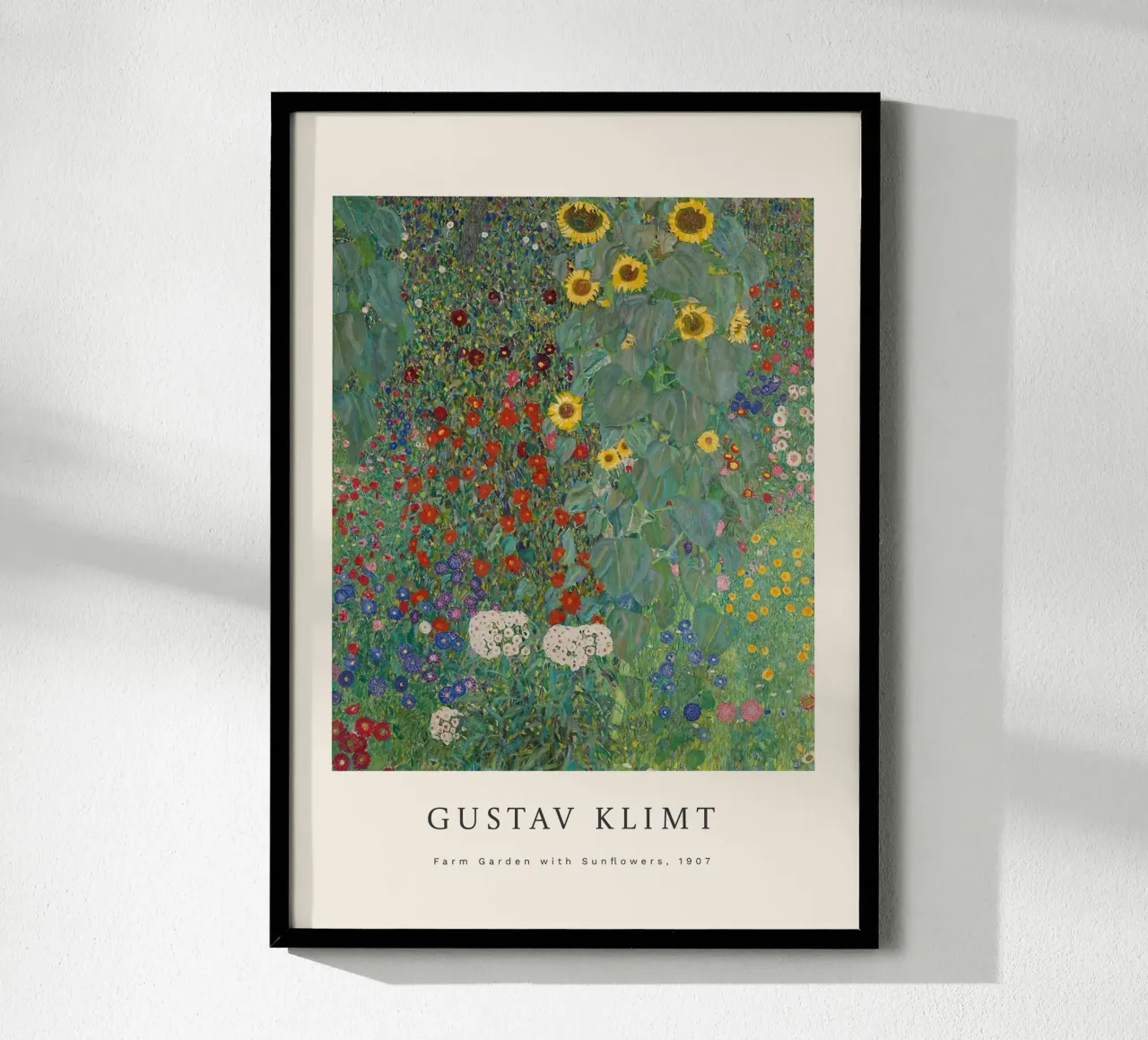Gustav Klimt - Giardino della fattoria con girasoli poster con telaio in legno da Roy Terrell