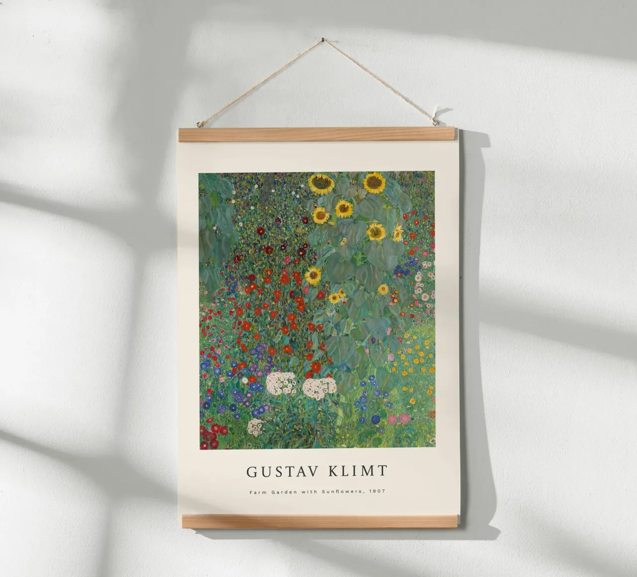 Gustav Klimt - Giardino della fattoria con girasoli poster con telaio in legno da Roy Terrell