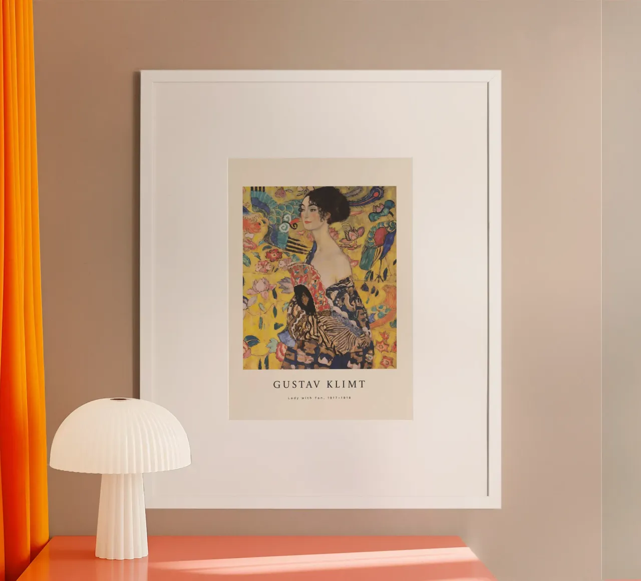 Gustav Klimt - Signora con ventaglio poster con telaio in legno da Roy Terrell