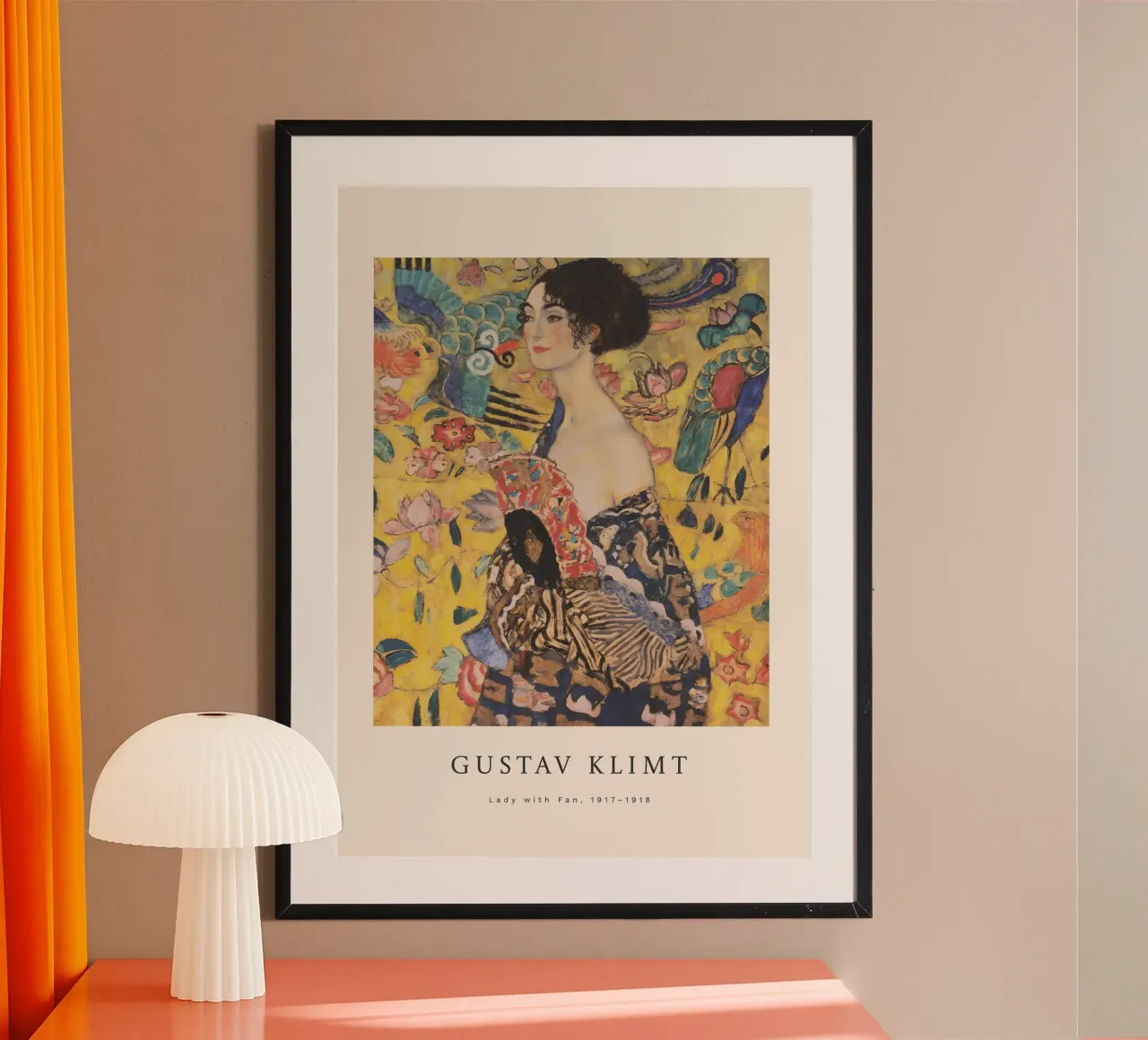 Gustav Klimt - Signora con ventaglio poster con telaio in legno da Roy Terrell