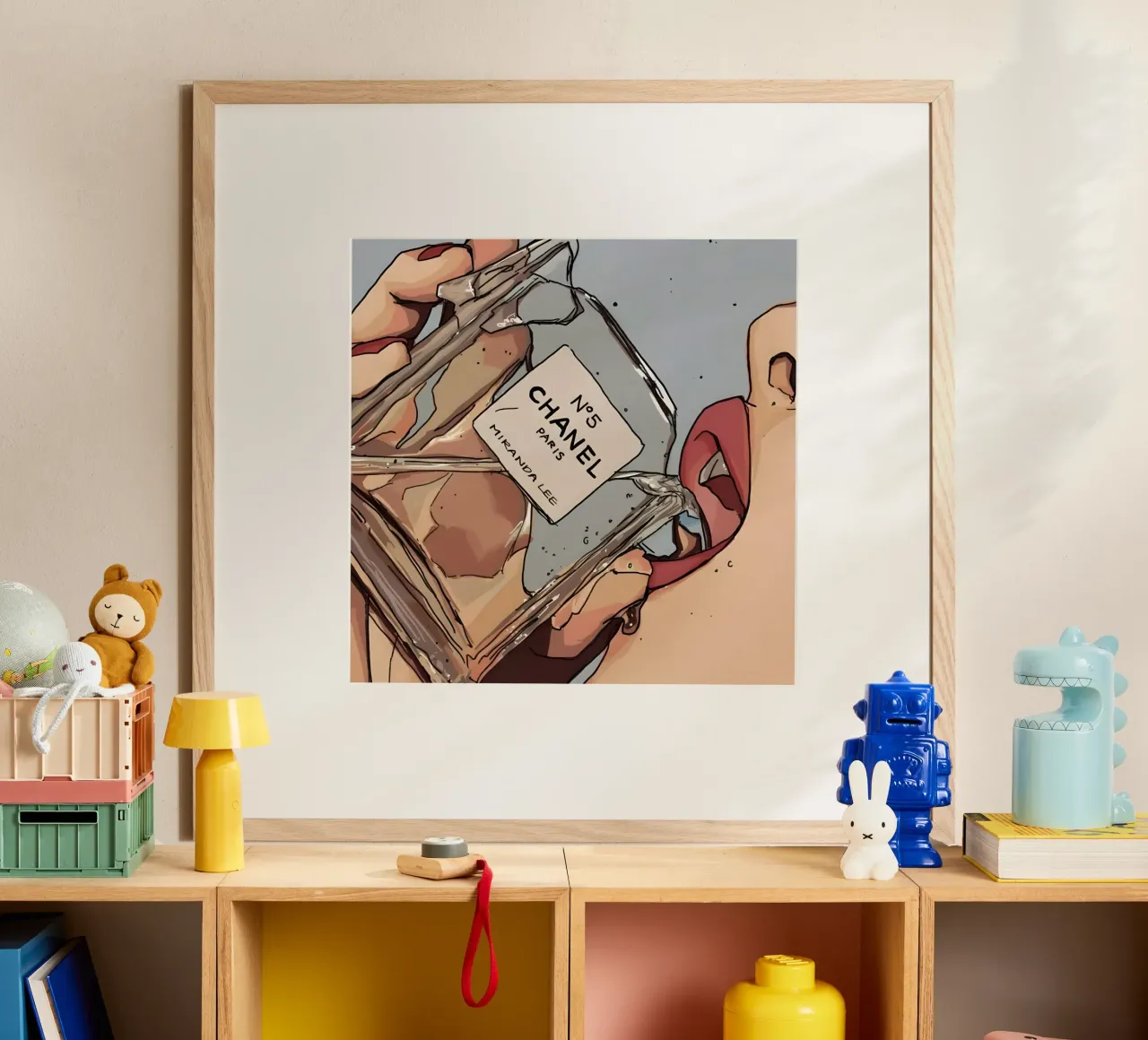 perfume bottle poster con telaio in legno da Type & Tape