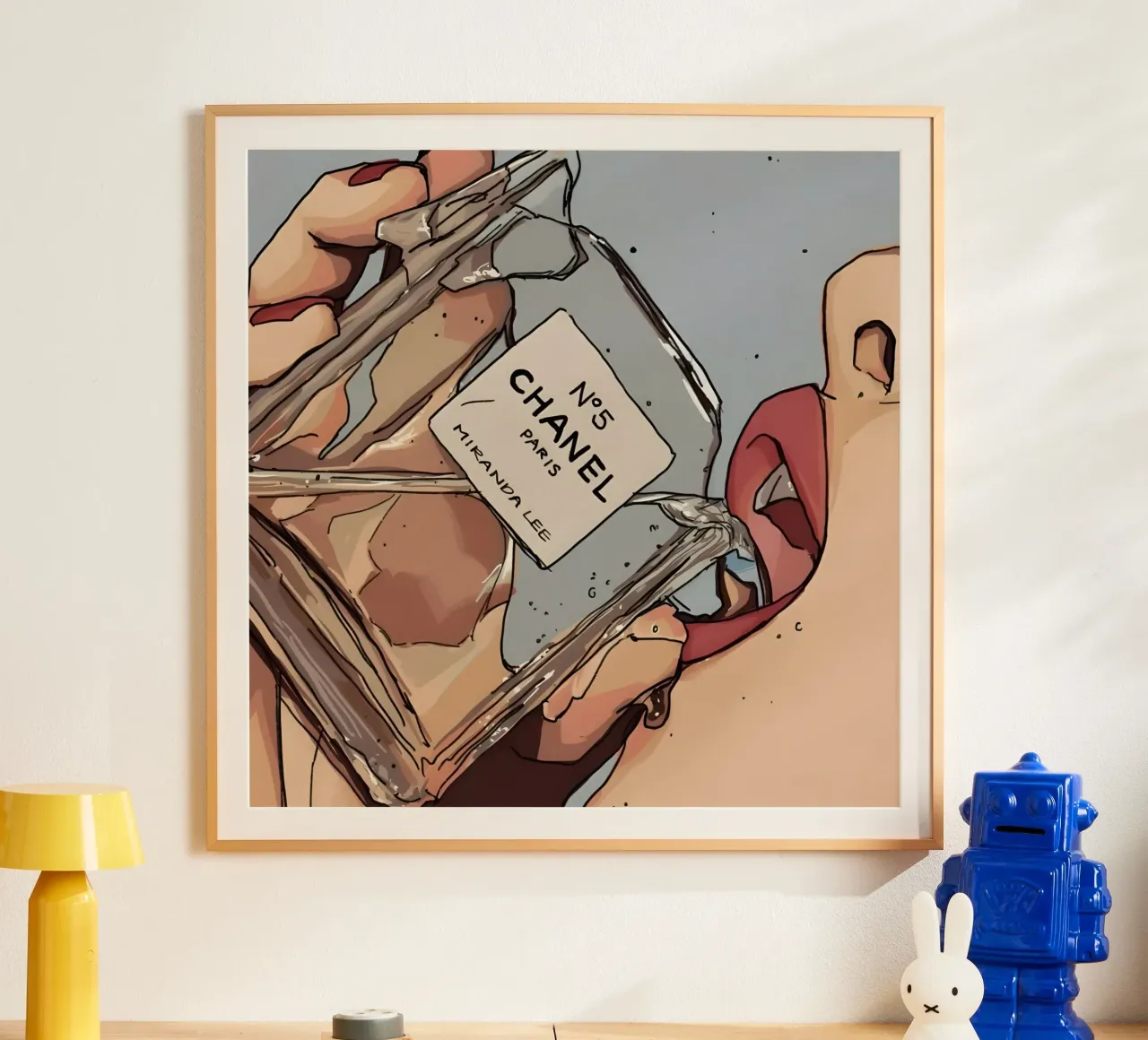 perfume bottle poster con telaio in legno da Type & Tape