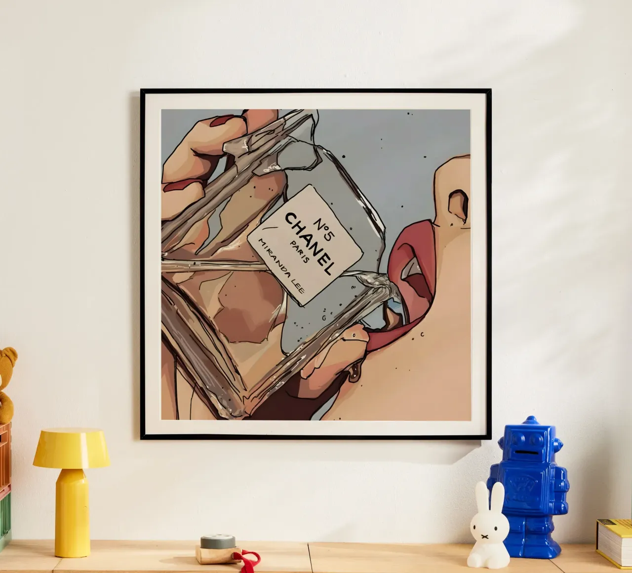 perfume bottle poster con telaio in legno da Type & Tape