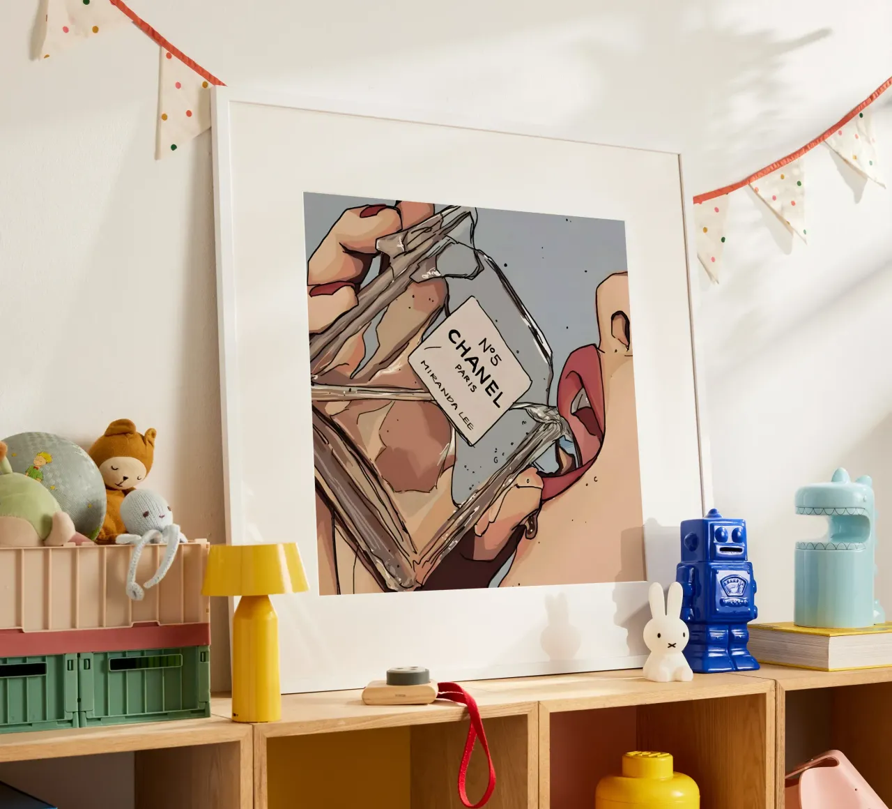 perfume bottle poster con telaio in legno da Type & Tape