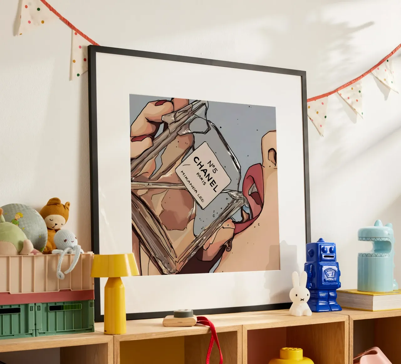 perfume bottle poster con telaio in legno da Type & Tape