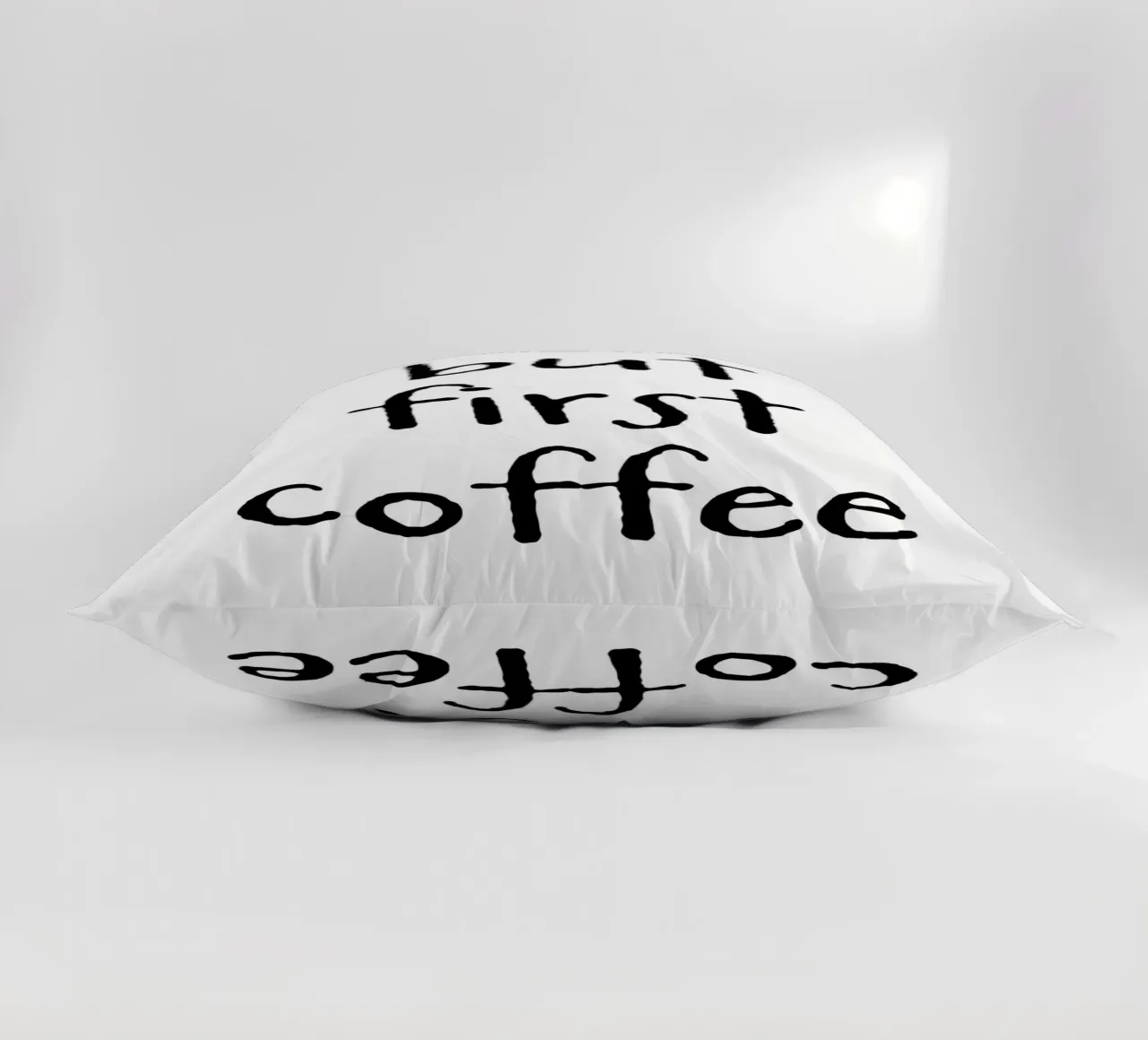 But First Coffee 6 cuscino da The Type Club Tokyo