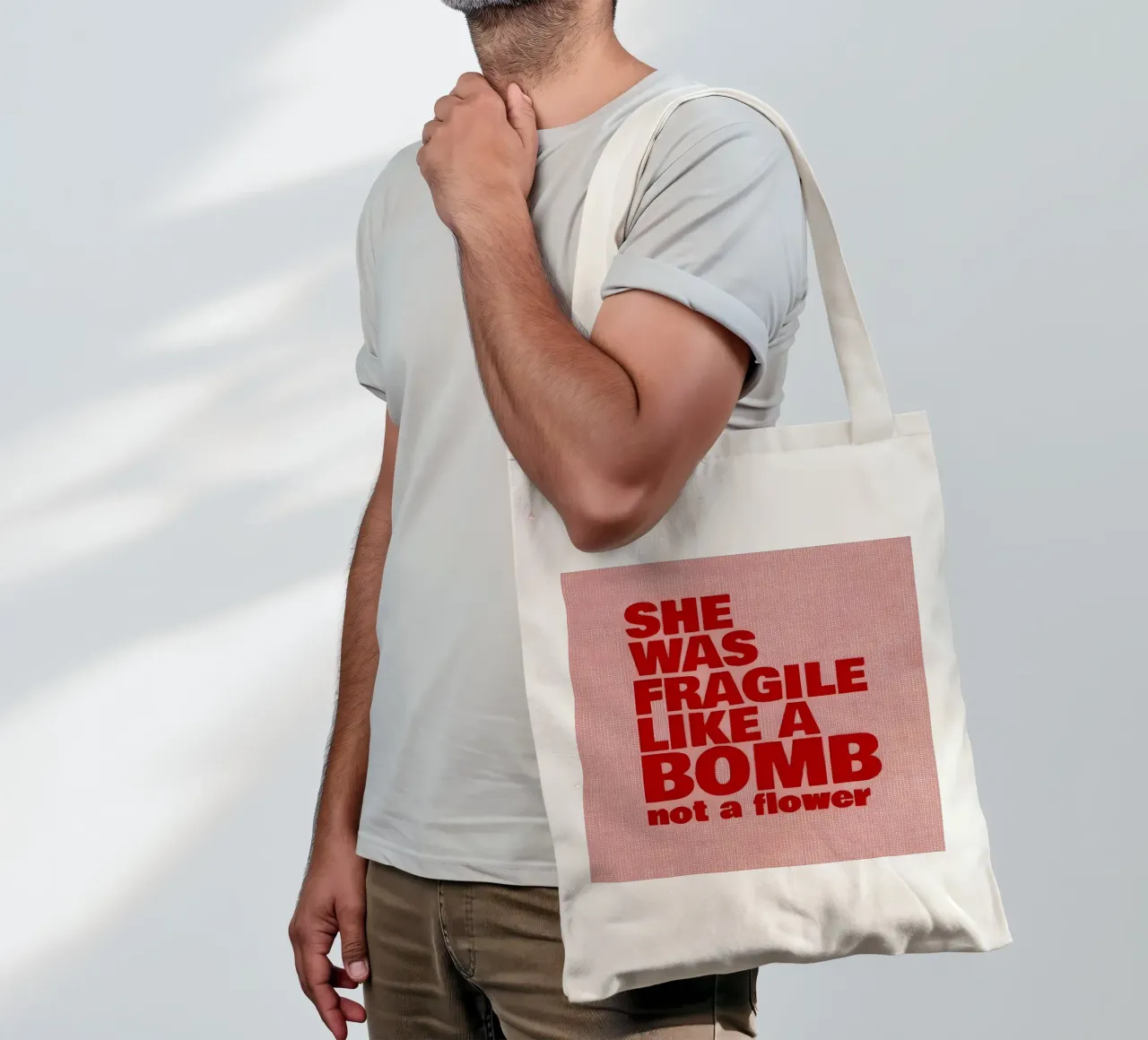 'SHE WAS FRAGILE LIKEA BOMB not a flower borsa in juta da Type & Tape