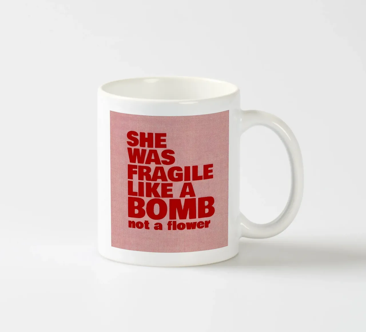 'SHE WAS FRAGILE LIKEA BOMB not a flower tazza in ceramica da Type & Tape