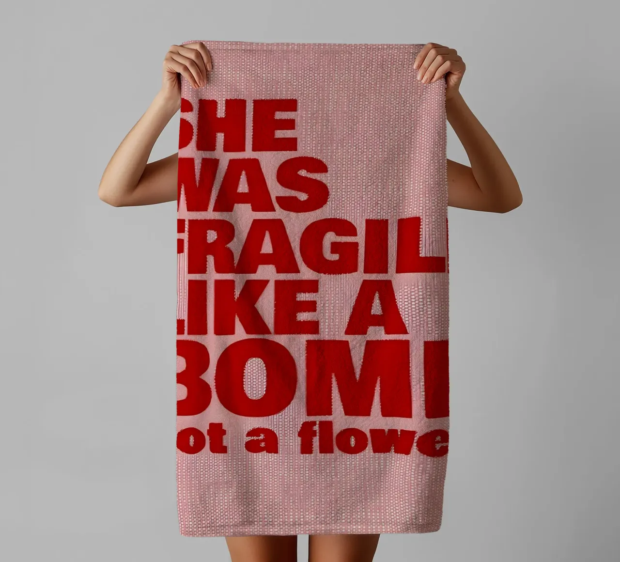 'SHE WAS FRAGILE LIKEA BOMB not a flower asciugamano da bagno da Type & Tape