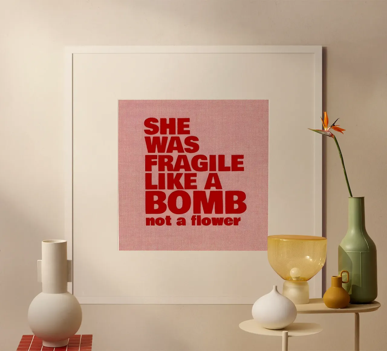 'SHE WAS FRAGILE LIKEA BOMB not a flower poster avec cadre en bois de Type & Tape