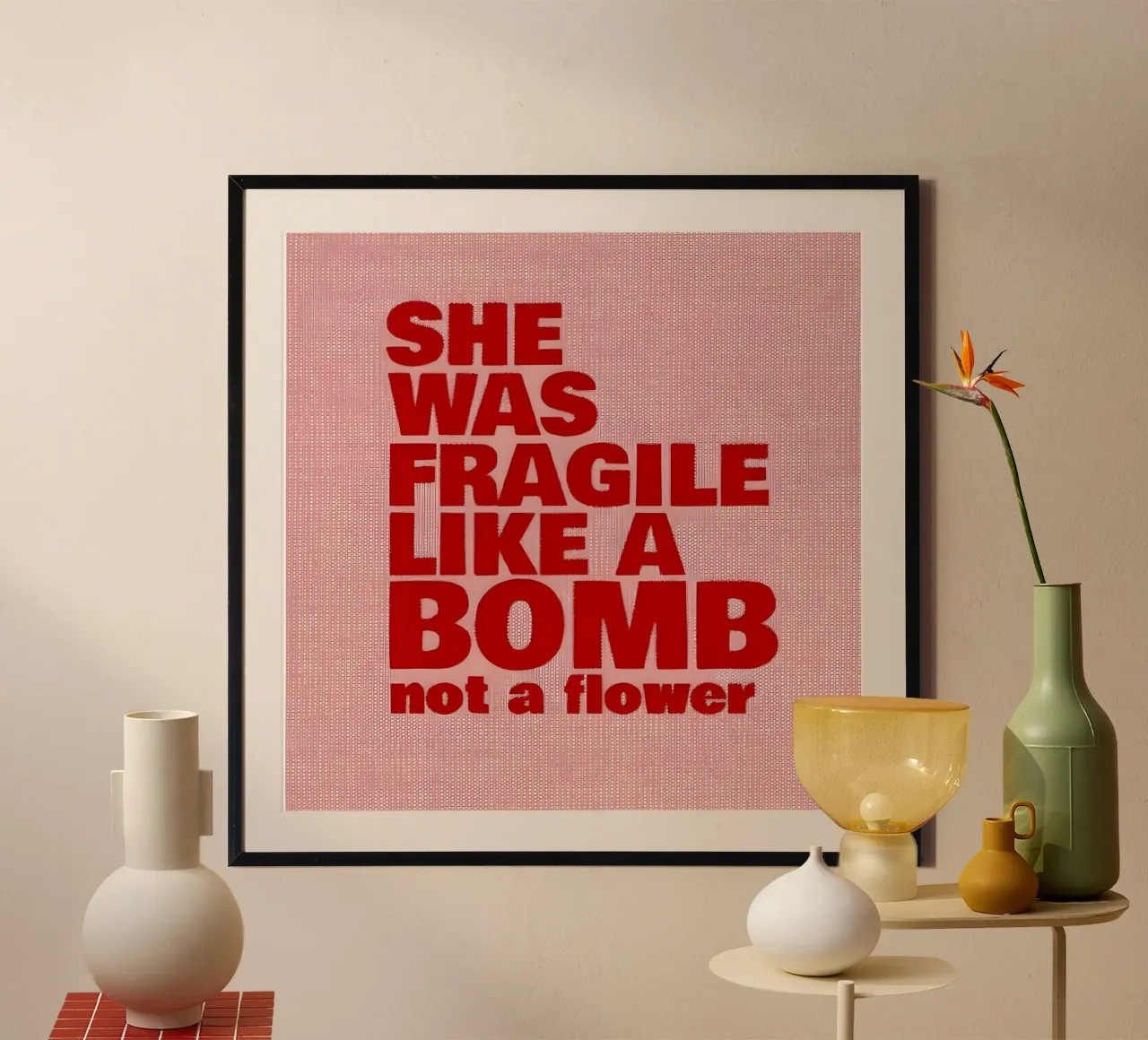 'SHE WAS FRAGILE LIKEA BOMB not a flower poster avec cadre en bois de Type & Tape