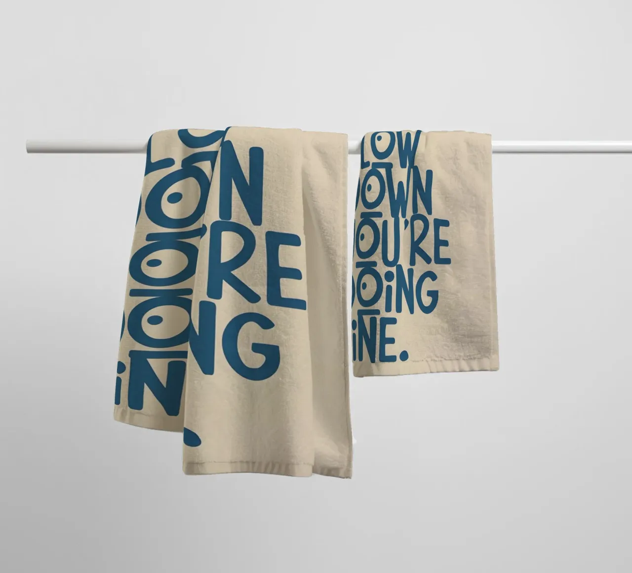 SLOW DOWN YOU'RE DOING FINE! asciugamano da bagno da Type & Tape