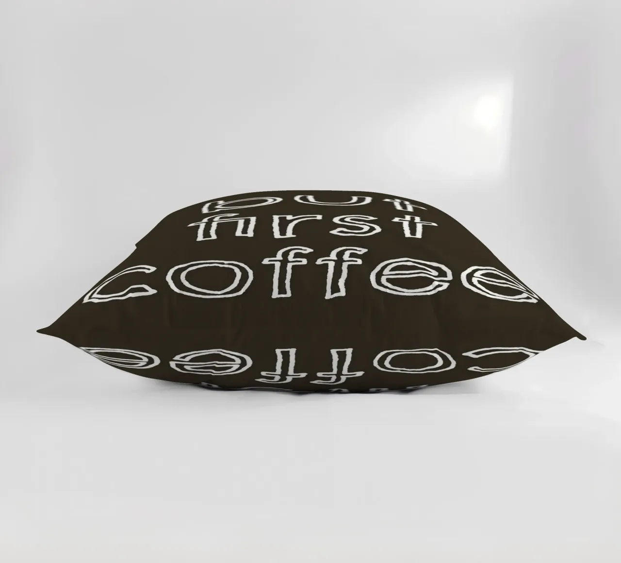 But First Coffee 24 cuscino da The Type Club Tokyo