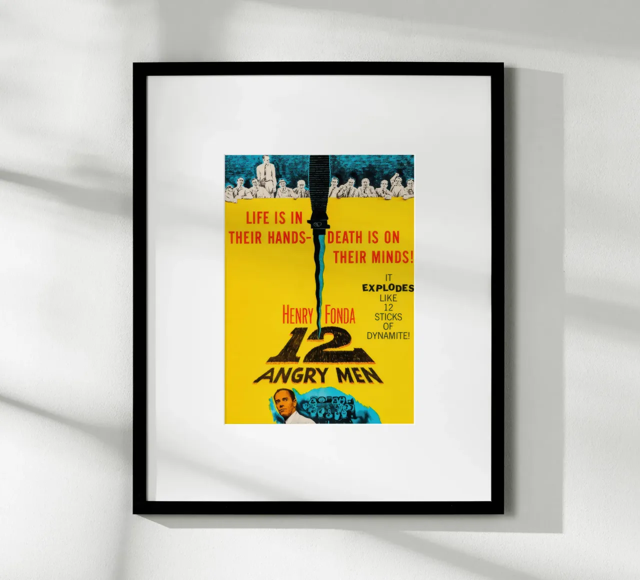 12 uomini arrabbiati poster con telaio in plastica da Robyn Santiago