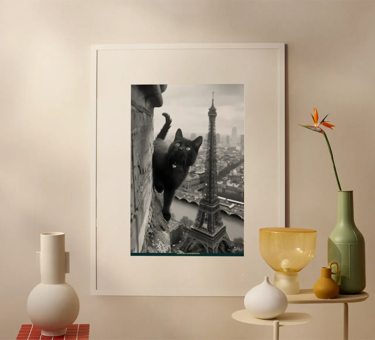 Kitty a Parigi poster con telaio in legno da Robyn Santiago
