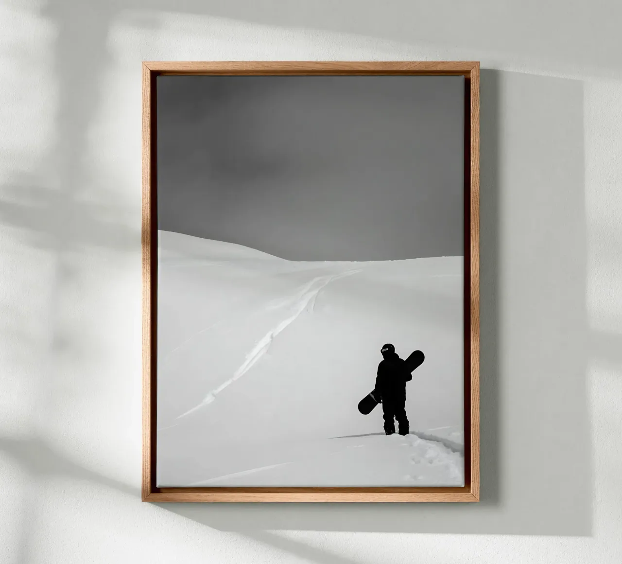 Snowboard a solas con la montaña lienzo con Marco flotante de GameDay Studio