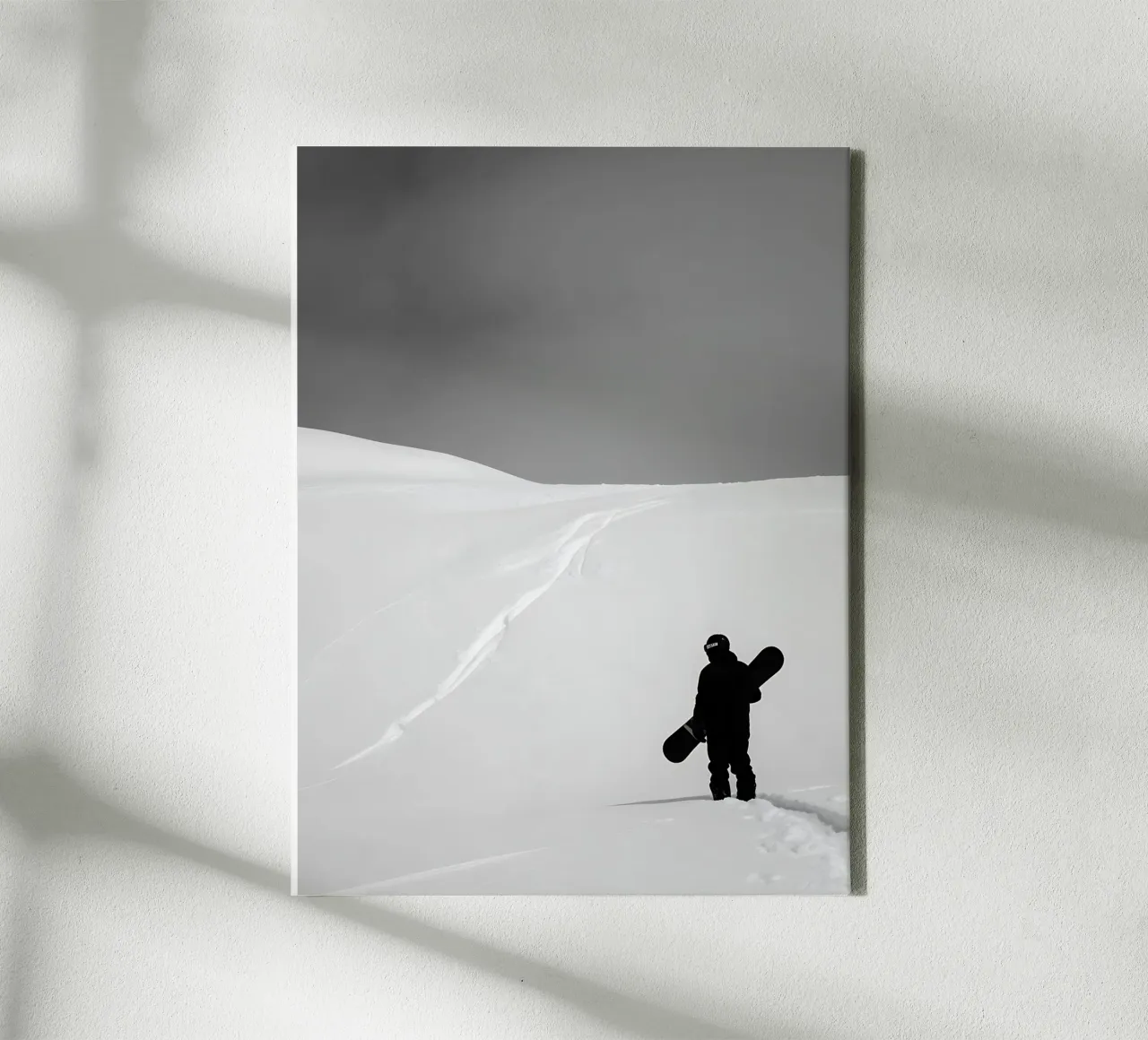 Snowboard a solas con la montaña lienzo con Marco flotante de GameDay Studio