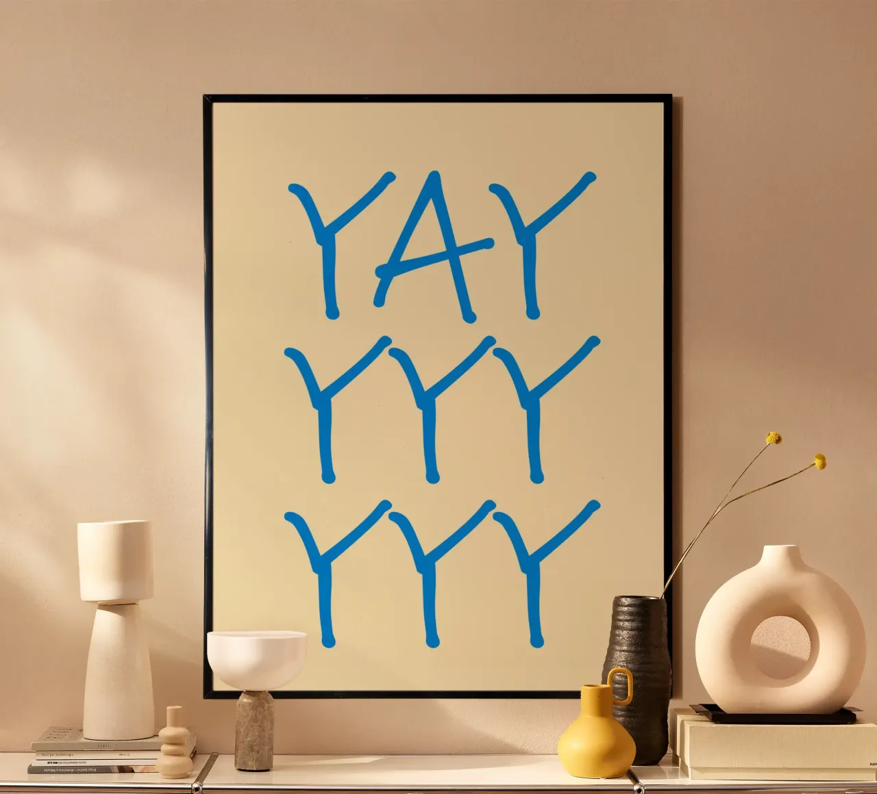 Yay 11 poster con telaio in legno da The Type Club Tokyo