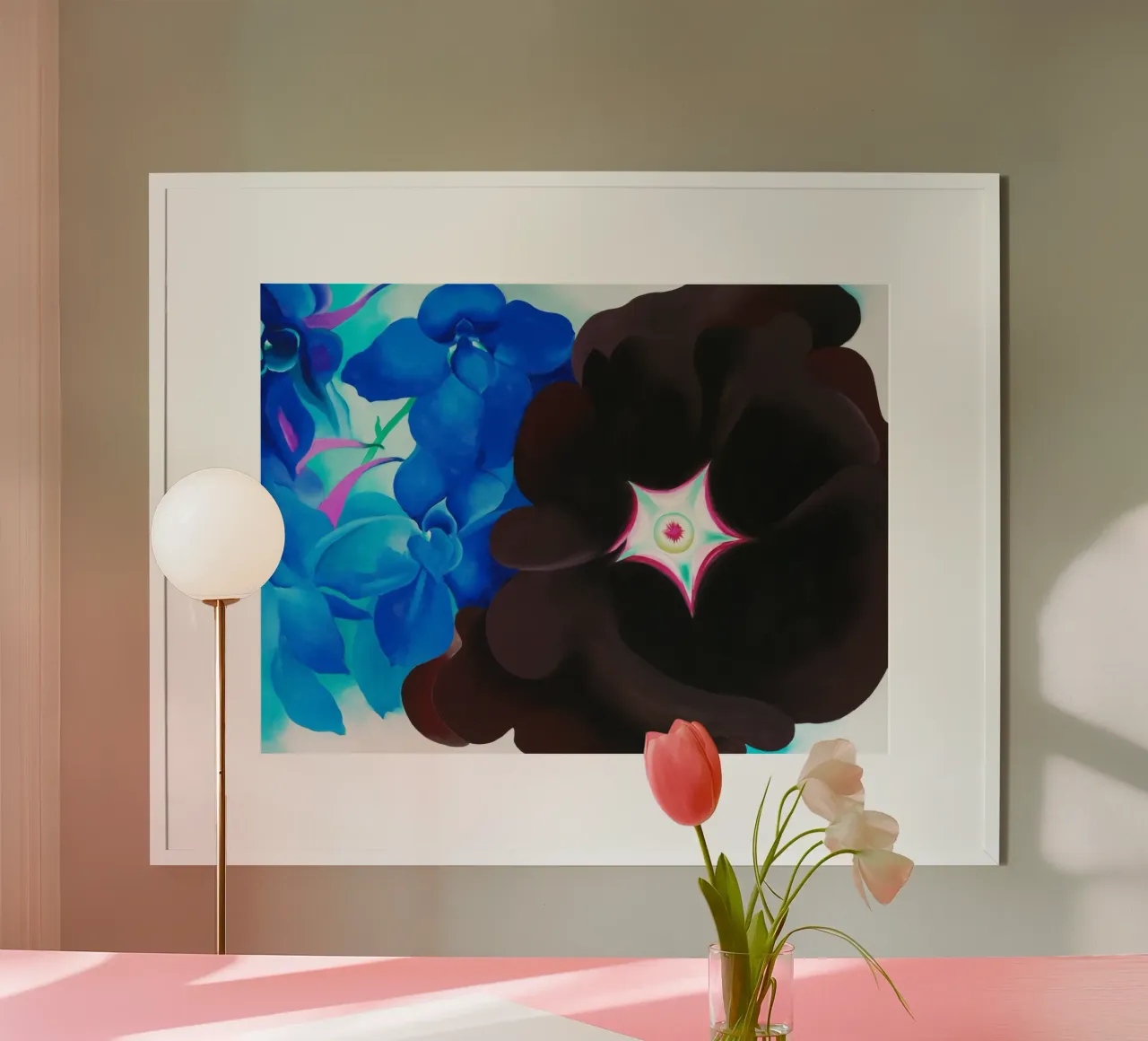 Georgia O'Keeffe - Agrifoglio nero e allodola blu poster con telaio in legno da Chérie Prints