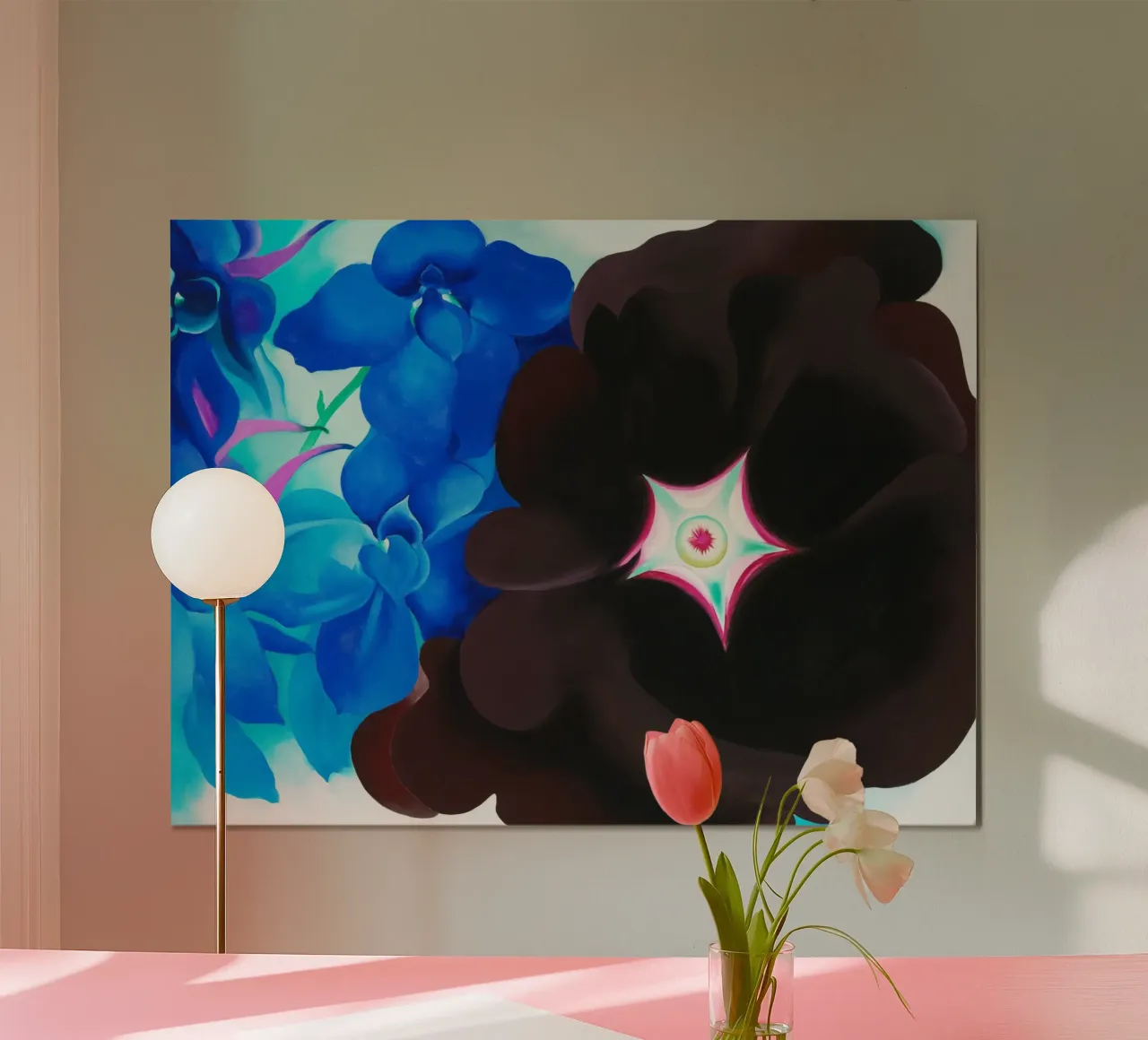 Georgia O'Keeffe - Agrifoglio nero e allodola blu poster con telaio in legno da Chérie Prints