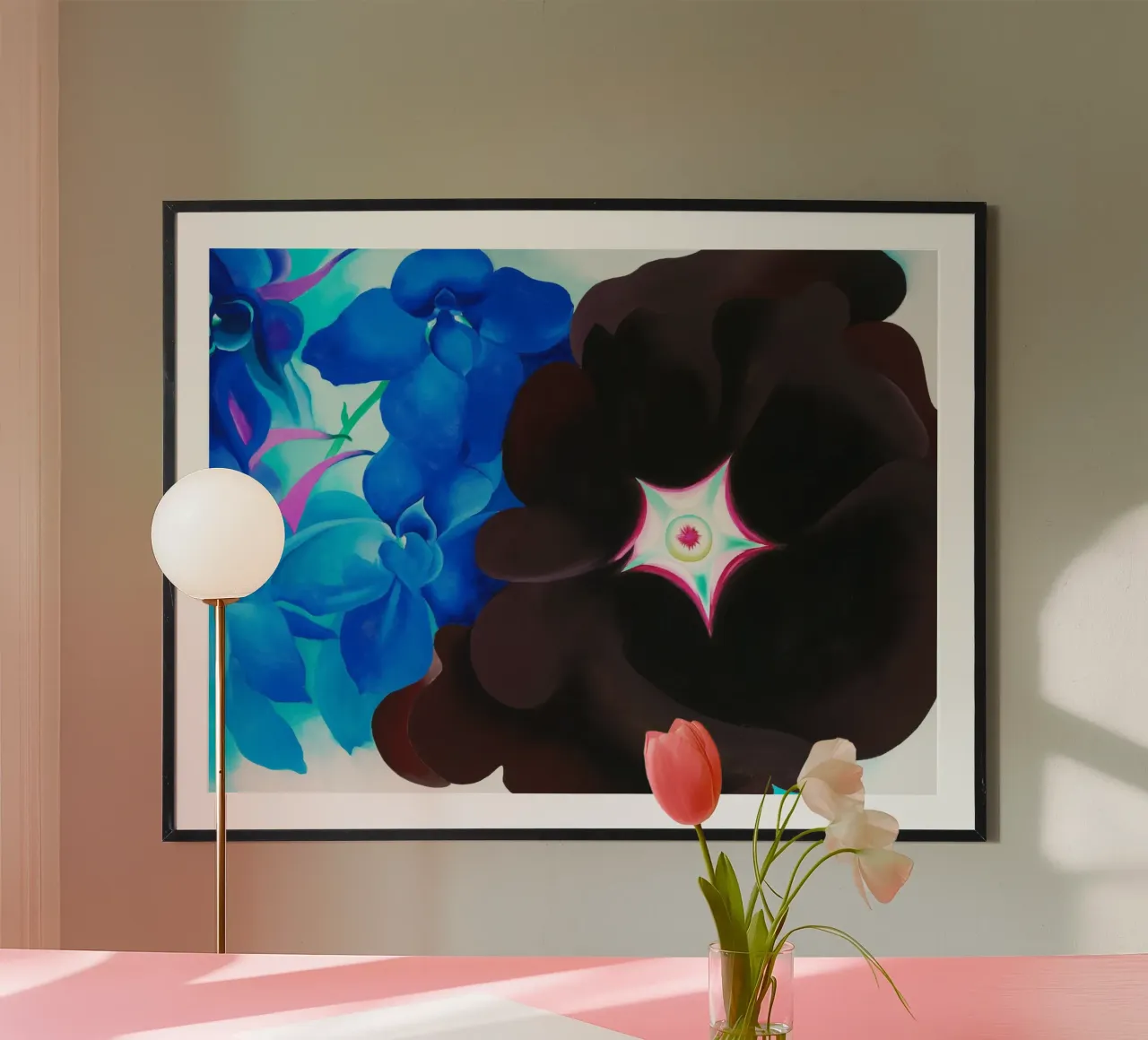 Georgia O'Keeffe - Agrifoglio nero e allodola blu poster con telaio in legno da Chérie Prints